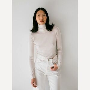 471. ESTELLA AGYNESS TURTLENECK IN WINTER WHITE Cashmere Silk Top $280 EUC Mediu
